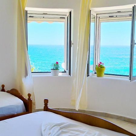 Natasha Rooms Himare Luaran gambar