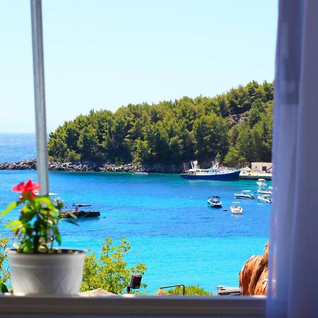 Natasha Rooms Himare Luaran gambar