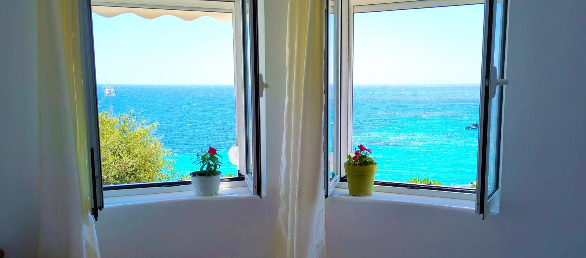 Natasha Rooms Himare Luaran gambar