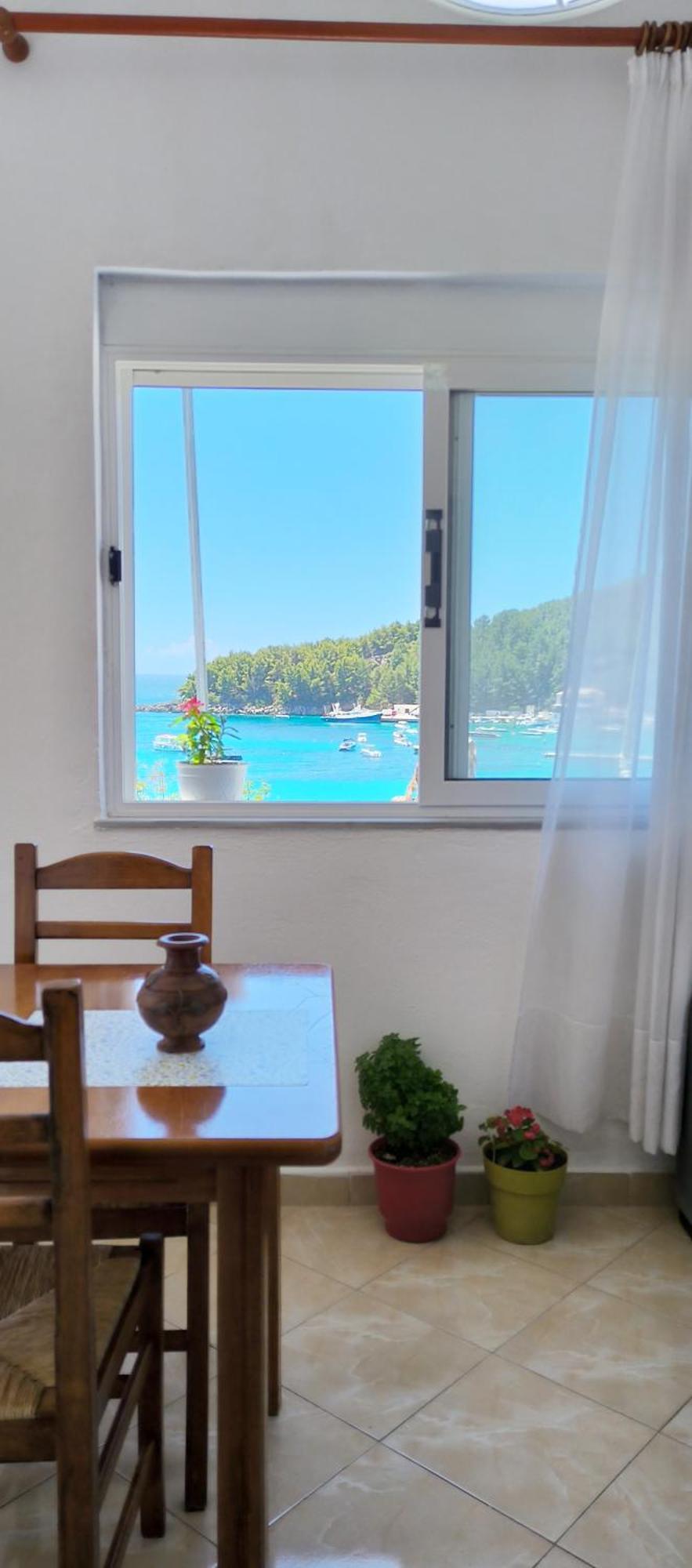 Natasha Rooms Himare Luaran gambar