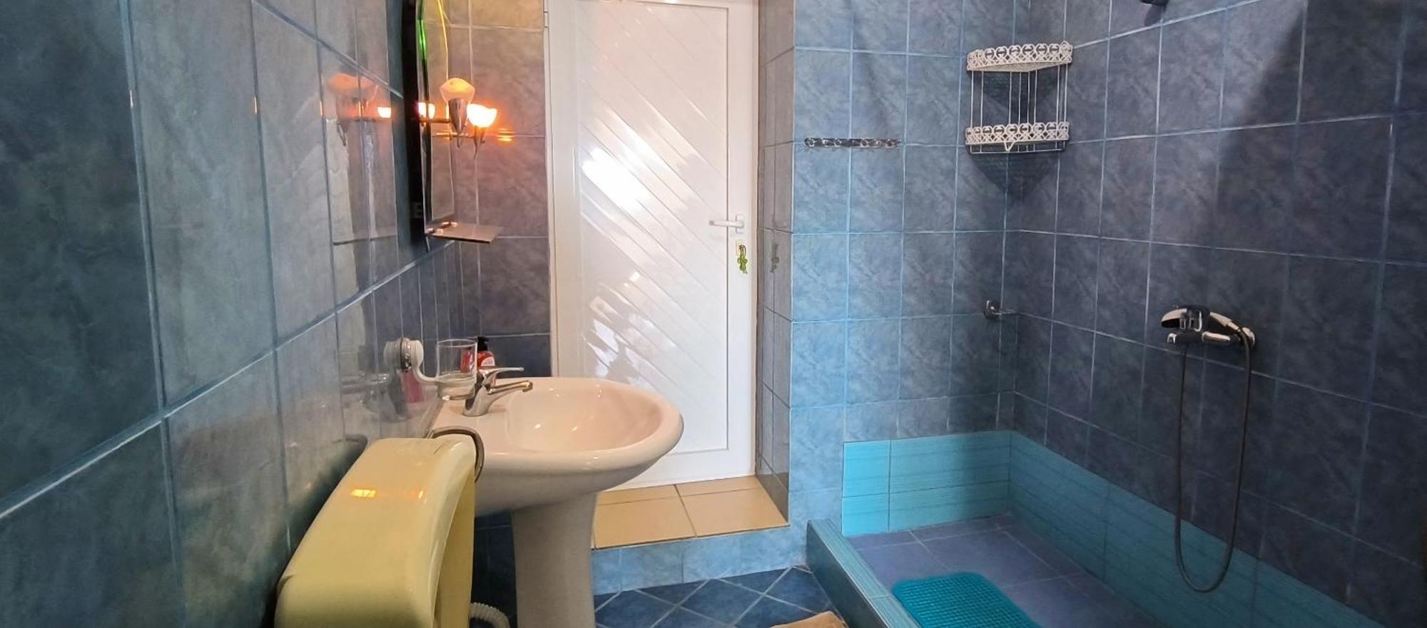 Natasha Rooms Himare Luaran gambar