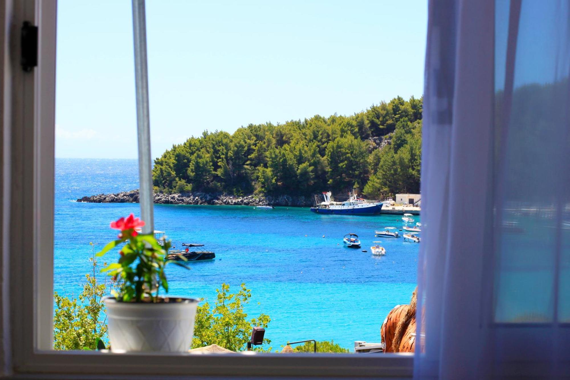 Natasha Rooms Himare Luaran gambar