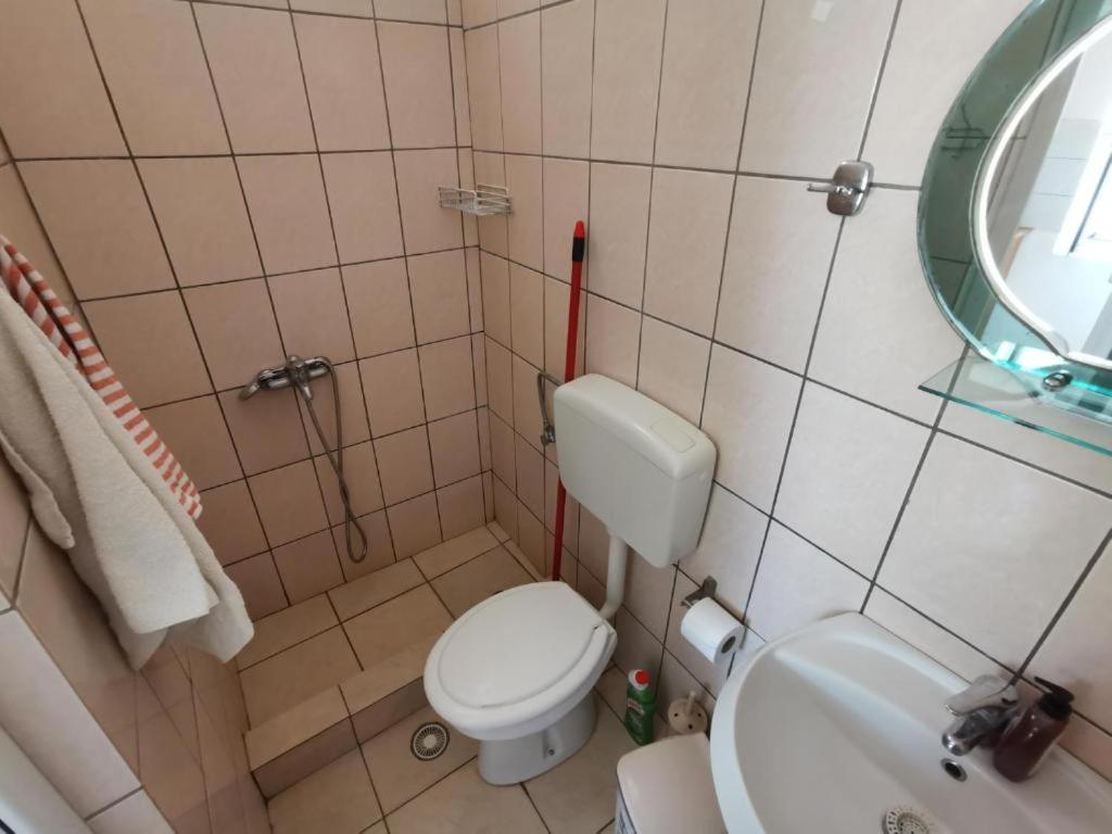 Natasha Rooms Himare Luaran gambar