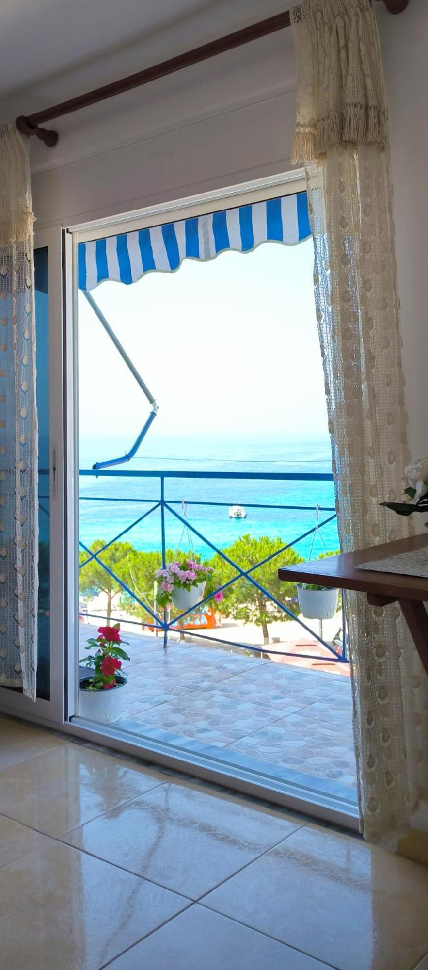 Natasha Rooms Himare Luaran gambar