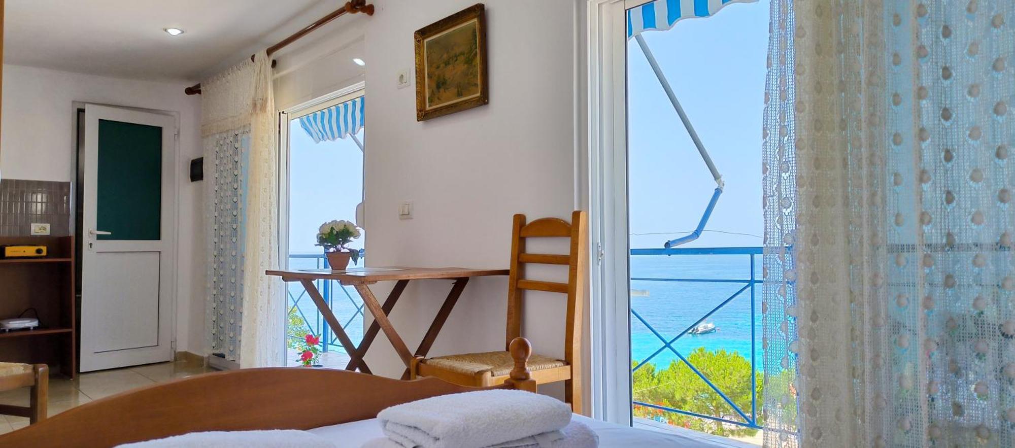 Natasha Rooms Himare Luaran gambar